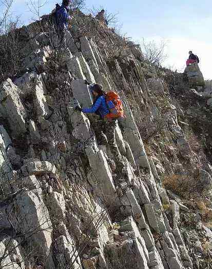 狗牙山 北京狗牙山一女驢友墜崖受傷！玩戶外不是旅行，安全意識很重要！