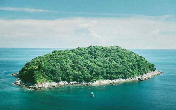 無(wú)人荒島 太平洋有一座無(wú)人荒島，每天晚上，都像有很多人在哭泣