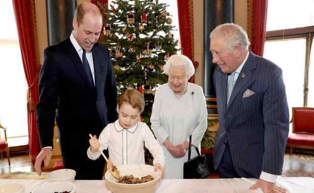 圣誕布丁 女王攜三代王子共烤圣誕布丁，烘焙果然是英國王室成員的必備技能