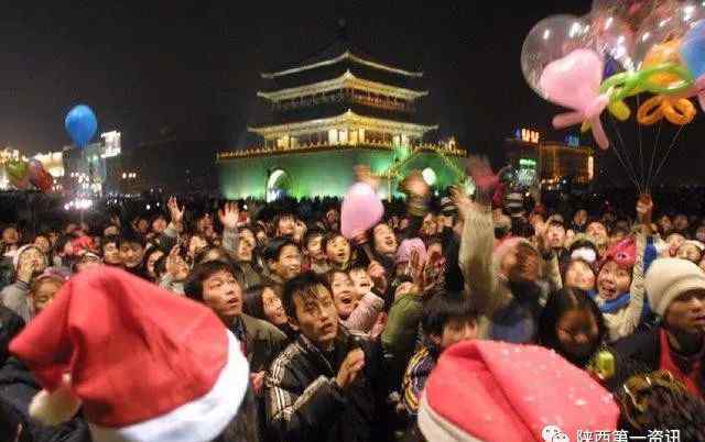 西安平安夜 那些年的西安平安夜，無數(shù)人都涌向鐘樓，小寨