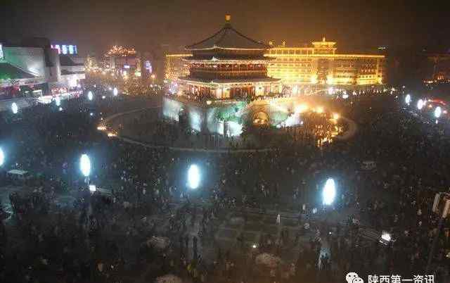 西安平安夜 那些年的西安平安夜，無數(shù)人都涌向鐘樓，小寨