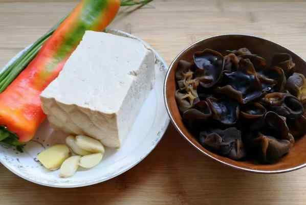 木耳炒豆腐 豆腐木耳怎么炒？木耳提前做1步，脆爽下飯還補(bǔ)鈣