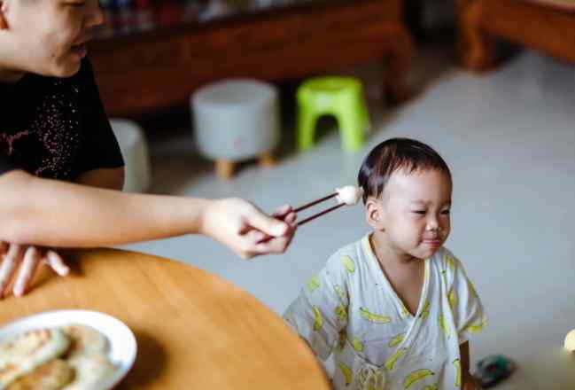 嬰兒不愛吃飯?jiān)趺崔k 寶寶不愛吃飯?jiān)趺崔k？這幾個(gè)小妙招你試過沒，不要總追著喂