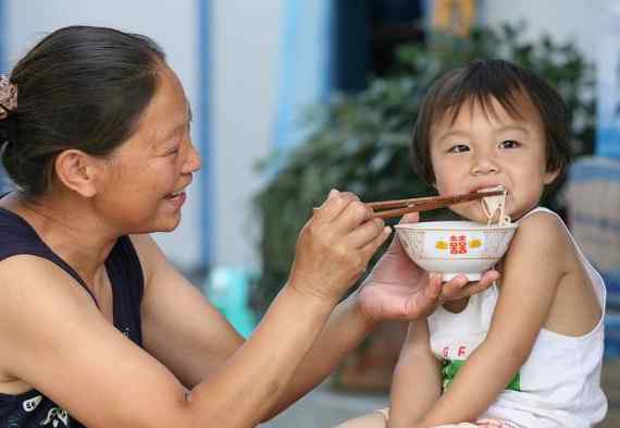 嬰兒不愛吃飯?jiān)趺崔k 寶寶不愛吃飯?jiān)趺崔k？這幾個(gè)小妙招你試過沒，不要總追著喂