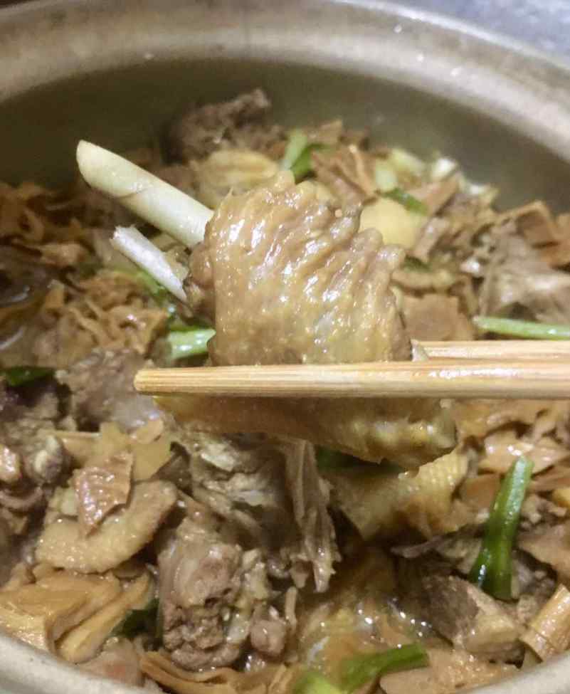 醬汁雞翅 100元不到的4菜1湯，滿滿一桌，好吃又下飯，一鍋米飯都不都吃