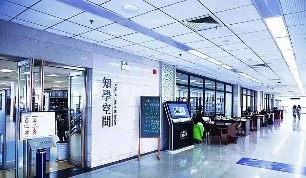 中國礦業(yè)大學(xué)圖書館 徐州城南驚現(xiàn)高科技圖書館！機(jī)器人引路、VR體驗(yàn)……