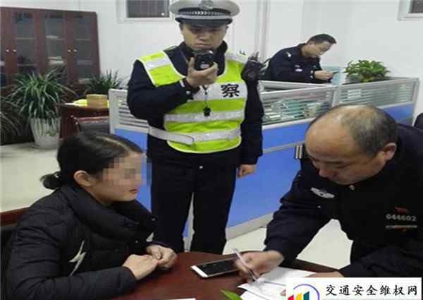 查酒駕圖片 女司機酒駕當(dāng)街撒尿，交警查女司機酒駕丑態(tài)圖片大全