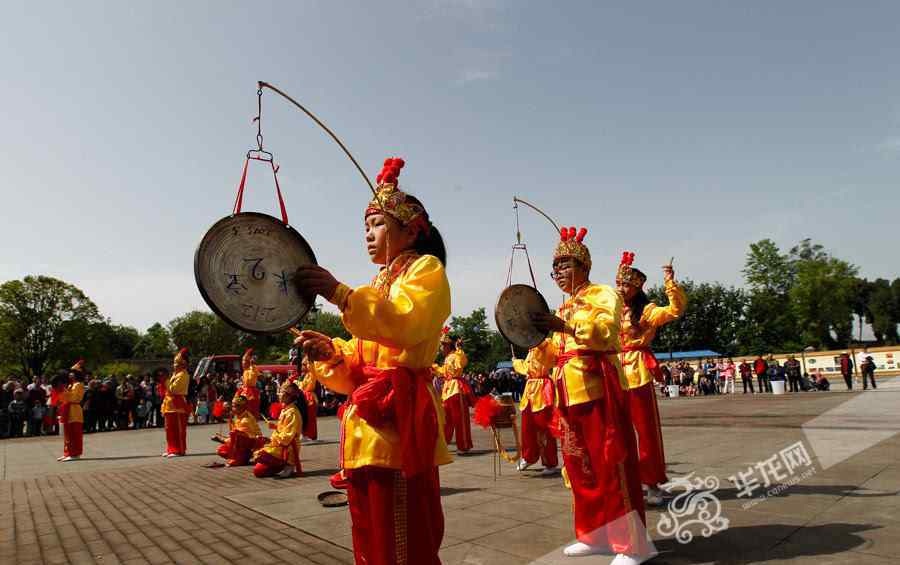 草把做燈 聽(tīng)梁山燈戲看草把龍表演 點(diǎn)贊梁平非遺保護(hù)與傳承