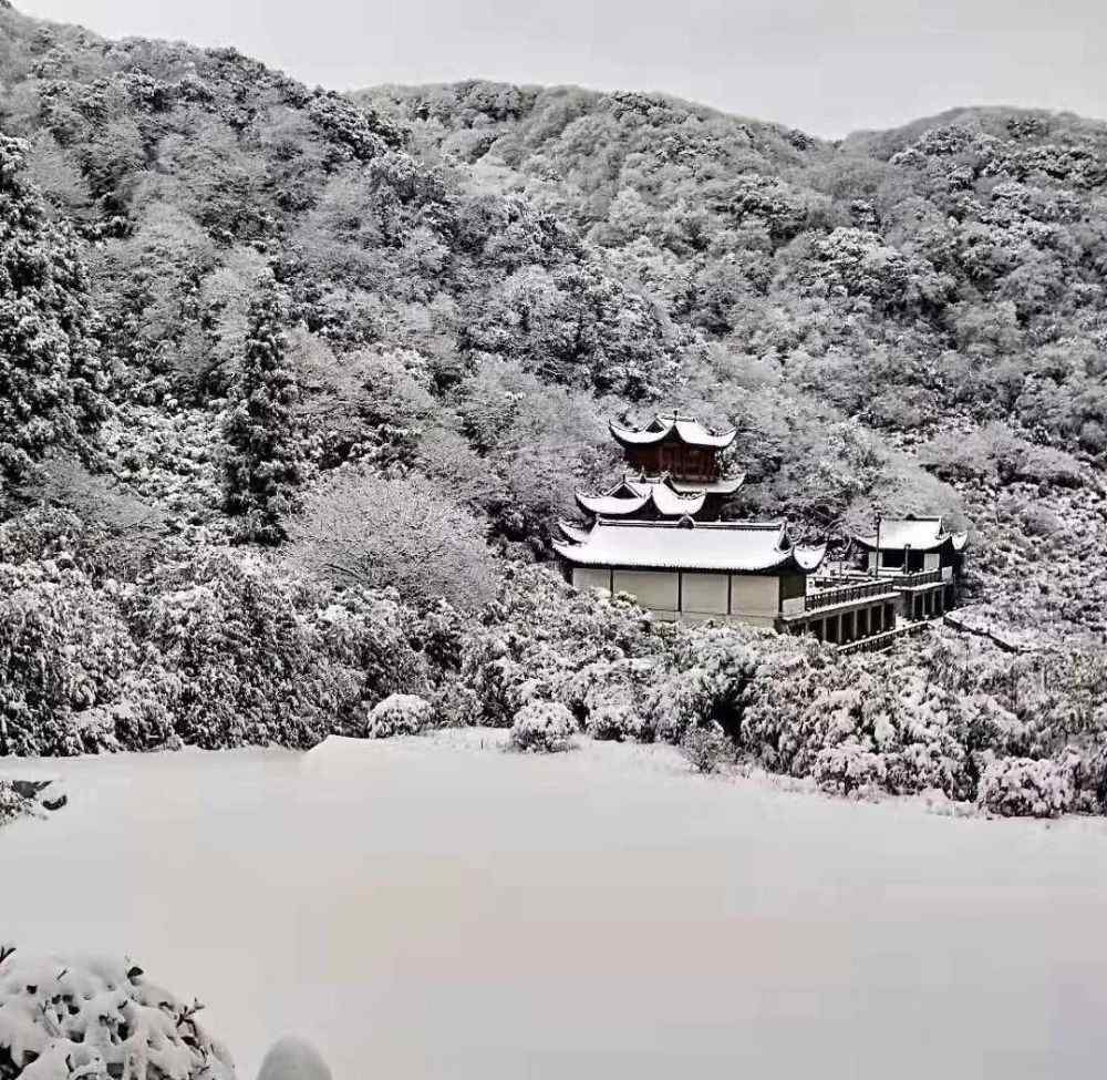 金佛山還有雪嗎 金佛山今降大雪 周末又有好去處！