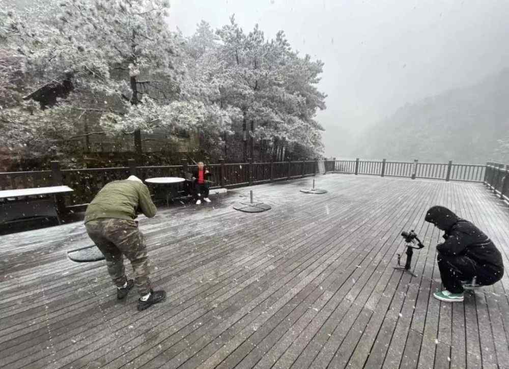 冬至節(jié)的雪精靈 杭州人今天又懵：突然就下 雪 了 ？