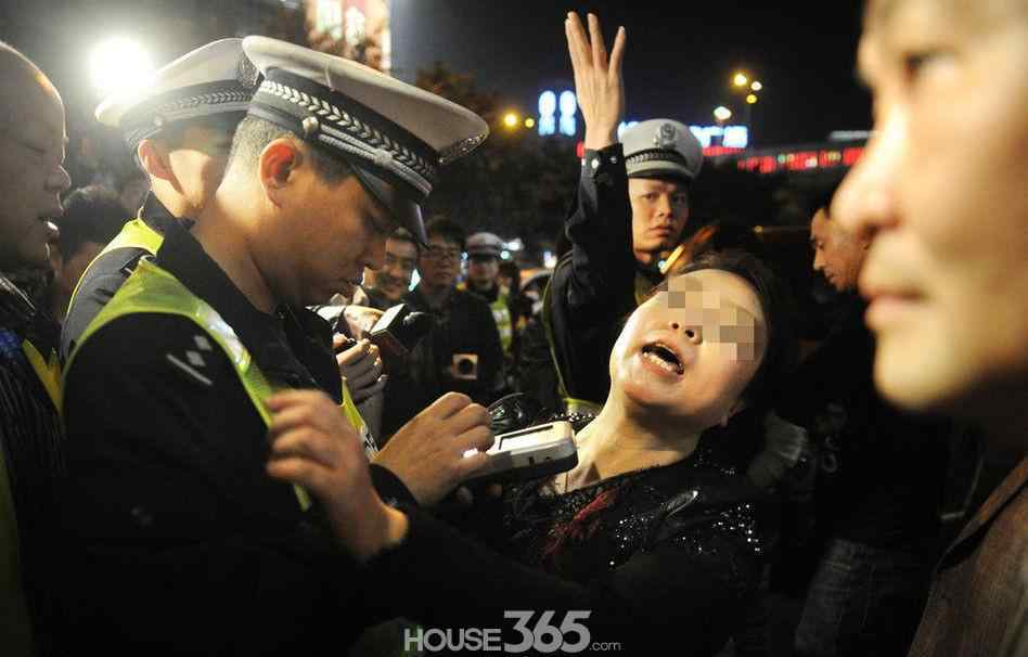 查酒駕圖片 女司機酒駕當(dāng)街撒尿，交警查女司機酒駕丑態(tài)圖片大全