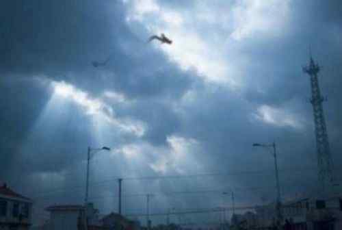 暴雨天空驚現(xiàn)龍叼走人 湖南特大暴雨沖出巨怪，湖南暴雨后驚現(xiàn)龍圖片