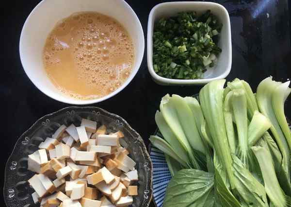 蔬菜餃子皮的做法 青菜香干花餃的做法：快過年了，教你一種新的餃子餡做法！