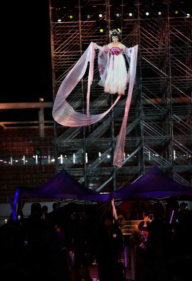 藝術人生李玉剛 李玉剛演唱會雨后挑戰(zhàn)高空威亞 嫦娥飛天仙氣十足！