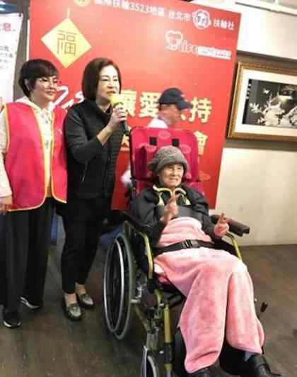 文鶯 92歲老藝術(shù)家遭喂毒后首露面，現(xiàn)場獻聲中氣足，自稱能再活三十年