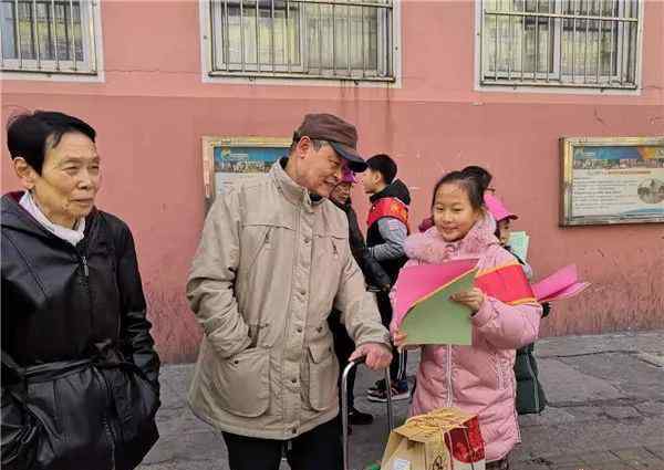 畫年畫 畫年畫、剪紙、相聲……青島中小學(xué)生“花式忙年”