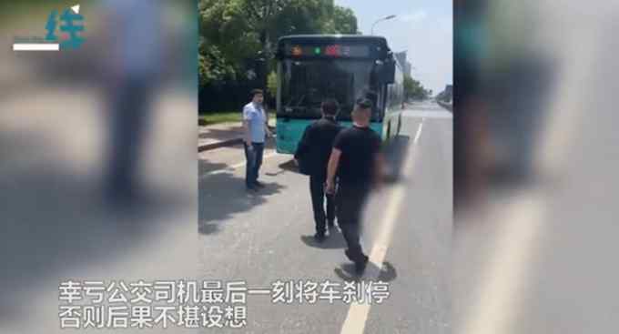 監(jiān)控曝光！男子將女友推向行駛中公交車后揚(yáng)長而去 警方通報(bào)：刑拘