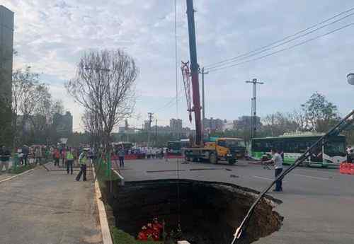 西安雁翔路塌陷，一女子墜坑身亡！官方通報 到底什么情況呢？