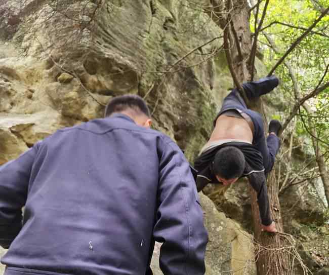 通江縣一老漢爬山鍛煉不慎掉落山崖倒掛在樹枝上 到底什么情況呢？