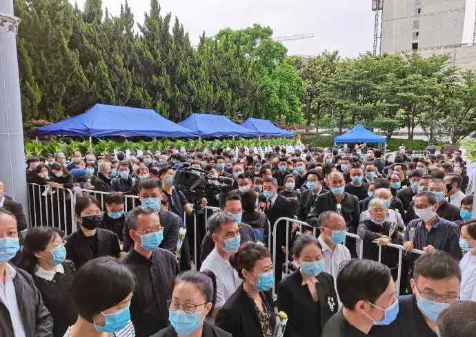 鐘南山為吳孟超送來花圈挽聯(lián) 《國(guó)際歌》旋律再次響起 留言淚目